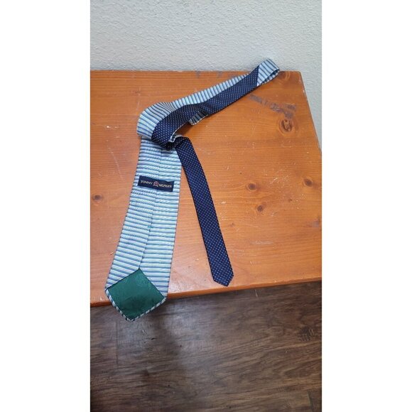 Tommy Hilfiger Mens Striped Silk Necktie 3.75" Blue/White With Polka Dot Accent - Picture 3 of 6